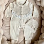 Beige boxpakje met een muts