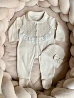 Beige boxpakje met een muts