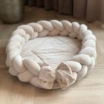 Beige_gevlochten_velvet_babynestje_met_een_strikje_lavikids