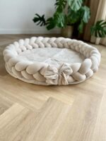 Créme gevlochten ronde velvet speelnest