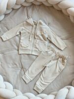 Beige katoenen setje met een capuchon