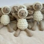 Handgemaakte beige amigurumi schaapje