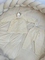 Beige setje met kant bij het kraag