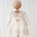 Beige jurk met een kanten onderkant