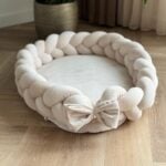 Creme_gevlochten_velvetstof_babynest_met_een_strikje_lavikids