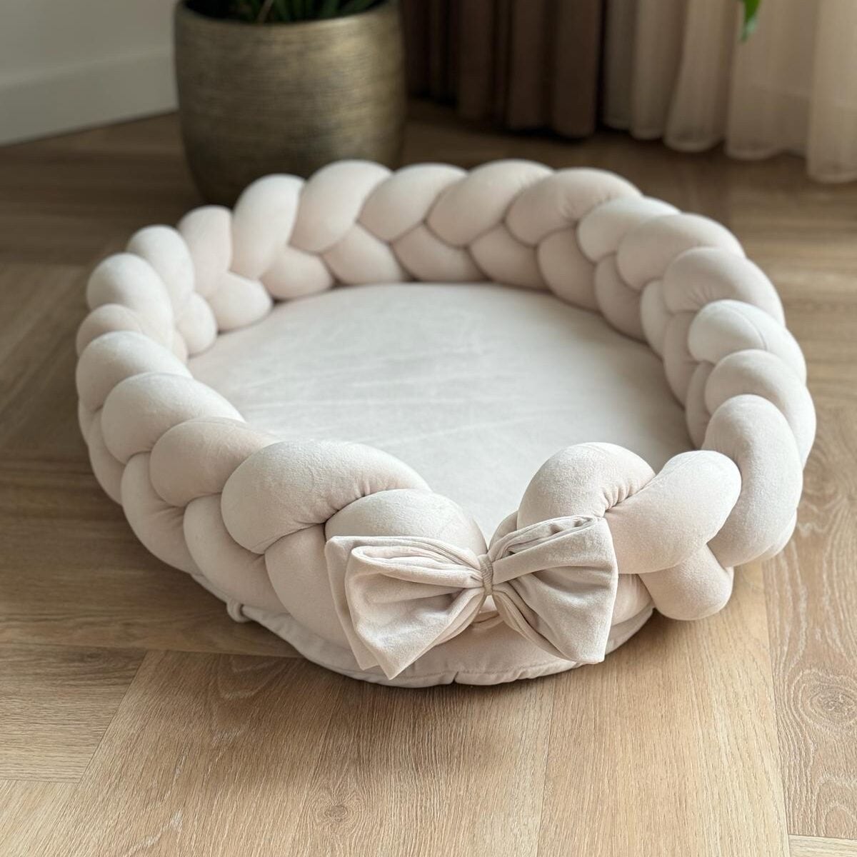 Creme_gevlochten_velvetstof_babynest_met_een_strikje_lavikids