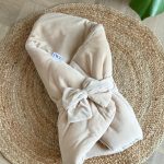 Beige velvet wikkeldeken/ voetenzak met een strikje