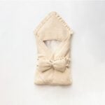 Beige_wikkeldeken_met_een_strikje_lavikids
