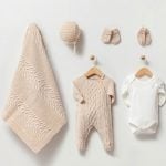 Beige_pasgeboren_setjes_met_knoopjes_lavikids