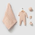 Beige_pasgeboren_setje_met_een_kabel_motief_lavikids