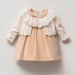 Beige_fluwelen_jurk_met_een_vest_lavikids