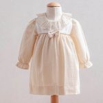 Creme_katoenen_jurkje_met_een_strikje_lavikids