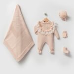 Beige pasgeboren setje met kant bij het kraag