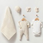 Creme_pasgeboren_setje_met_knoopjes_lavikids