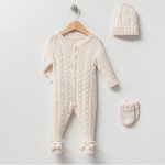 Créme_gebreide_boxpakje_met_pompoms_bij_de_voetjes_lavikids