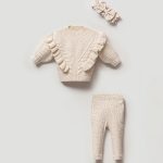 Creme_gebreide_setje_met_een_haarband_lavikids