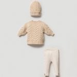 Beige_gebreide_jongenssetje_met_een_muts_lavikids