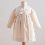 Creme_jurk_met_een_kanten_motief_lavikids