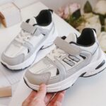 Grijze_sneakers_met_een_klittenband_lavikids