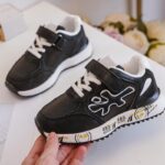 Zwarte_sneakers_met_een_klittenband_lavikids