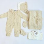 Beige_pasgeboren_setje_met_kant_lavikids
