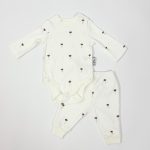 Witte_katoenen_setje_met_een_bloemenprint_lavikids
