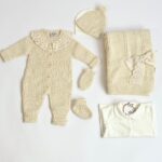 Beige_gebreide_pasgeboren_setje_lavikids