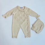 Beige_gebreide_boxpakje_met_hartjes_lavikids