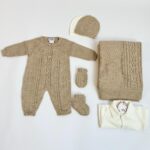 Taupe_pasgeboren_setje_met_een_motief_lavikids