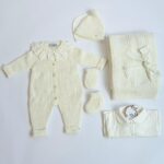 creme_gebreide_pasgeboren_setje_met_kant_lavikids