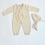 Beige_boxpakje_met_kant_bij_de_knoopjes_lavikids