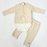 Beige_driedelig-setje_met_kant_bij_het_zakje_lavikids