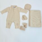Beige_pasgeboren_setje_met_puntjes_lavikids