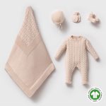 Gebreide pasgeboren beige kabel setje