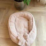 Cappuccino_babynest_met_een_strikje_lavikids