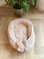 Cappuccino_babynest_met_een_strikje_lavikids