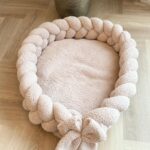 Cappuccino_gevlochten_teddy_babynest_met_een_strikje_lavikids