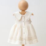 Beige_jurk_met_knoopjes_lavikids
