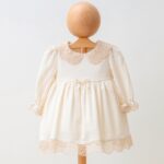 Beige_jurk_met_kant_bij_de_mouwen_lavikids