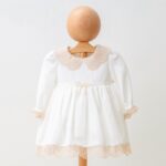 Witte_jurk_met_kant_bij_de_mouwen_lavikids