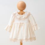 Beige_linnen_jurk_met_kanten_kraag_lavikids