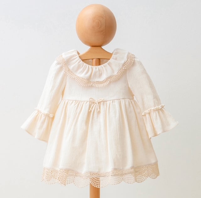 Beige_linnen_jurk_met_kanten_kraag_lavikids