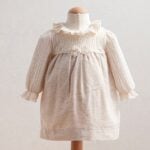 Beige_linnen_jurk_met_een_strikje_Lavikids