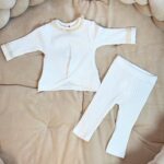 Witte_katoenen_setje_met_kanten_kraag_lavikids