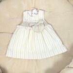 Beige_gestreepte_jurk_met_een_strikje_lavikids