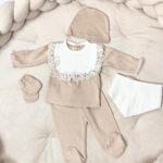 Roze_pasgeboren_setje_met_kanten_details_lavikids