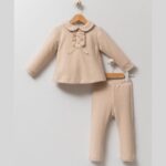 Beige_setje_met_een_strik_detail_lavikids