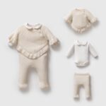 Creme_gebreide_wollen_setje_met_ruches_lavikids