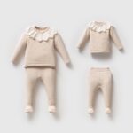 Beige_gebreide_setje_met_een_kanten_kraag_lavikids
