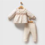 Tweedelig_setje_met_gebloemd_blouse_lavikids